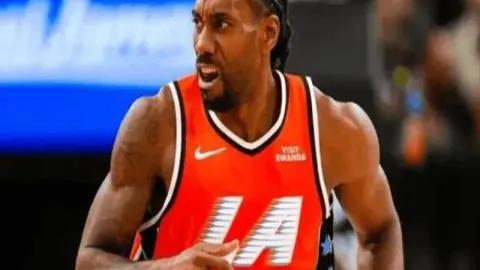 “詹姆斯精准传球 助浓眉哥轻松得分”